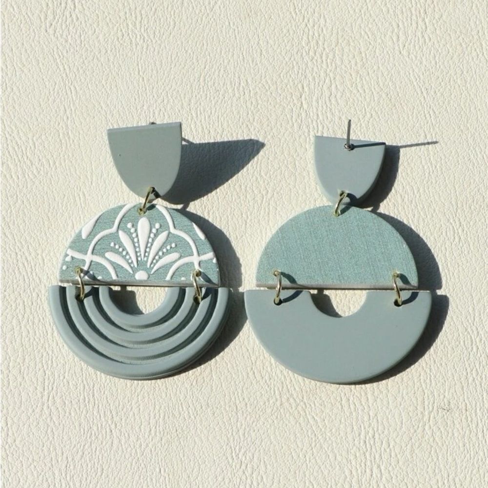 ‎Floral Pattern Round Drop Earrings - Picture 4 of 8